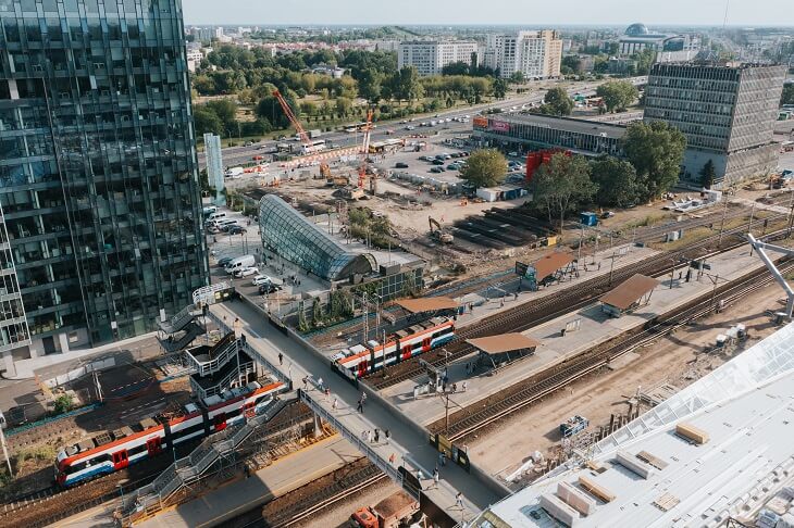 Widok na segment 6 z działającymi peronami 1 i 2 oraz pracami na segmencie 7- Przebudowa Stacji Warszawa Zachodnia