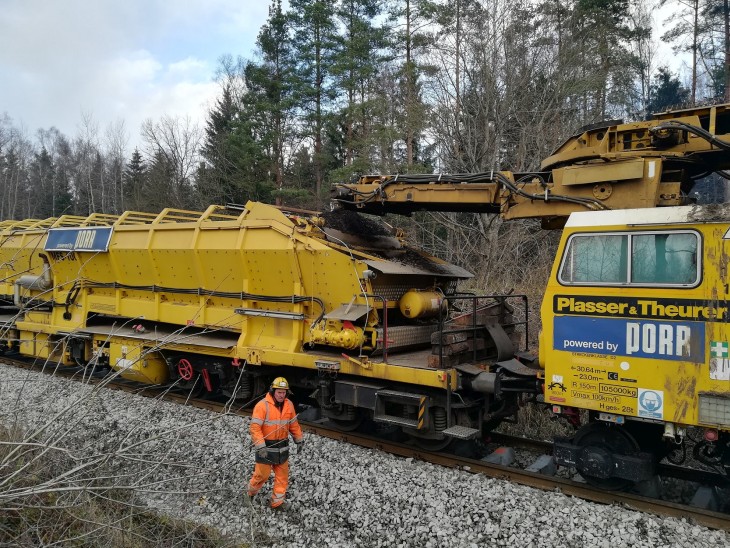 Szlak Orneta–Pieniężno, praca oczyszczarki. Fot. Jan Ryczaj/PKP PLK