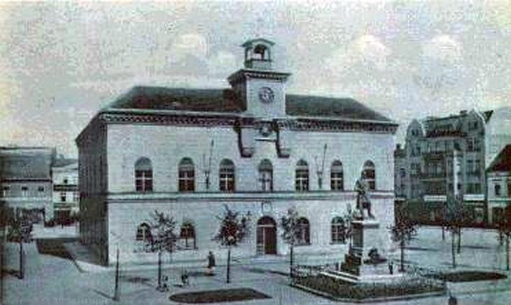 Budynek ratusza w 1900 r. Źródło: umostrow.pl
