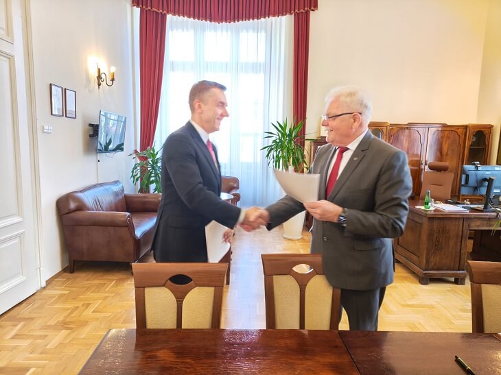 Od lewej: prof. dr hab. inż. Andrzej Szarata, rektor Politechniki Krakowskiej, oraz Stanisław Kracik, który obecnie pełni funkcję prezydenta Krakowa. Fot. ZIW
