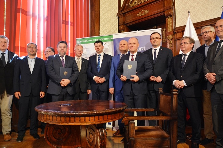 Podpisanie umowy na budowę Szczecińskiej Kolei Metropolitalnej. Fot. MI