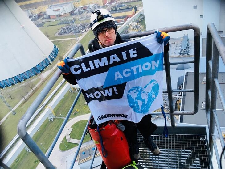 Aktywista Greenpeace na chłodni kominowej Elektrowni Bełchatów.