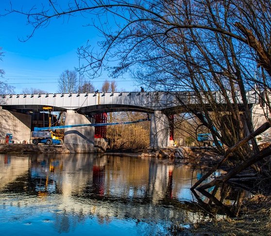 Modernizacja linii nr 202: konstrukcja mostu w Słupsku zamontowana [ZDJĘCIA]