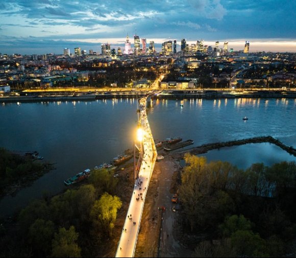 Warszawa: most dla pieszych otwarty. Po dwóch latach budowy [ZDJĘCIA]