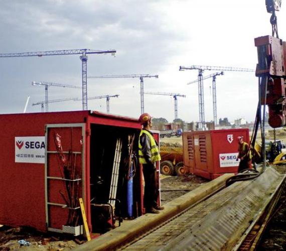 Pogrążanie ścianek szczelnych przy budowie gdańskiego stadionu