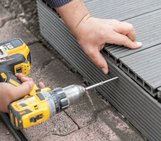 Stabilizacja podłoża pod taras z deski kompozytowej – jak technicznie przygotować warstwy drenażowe?