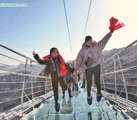 Nowy rekordowo długi szklany most w Chinach. Fot. Xinhua