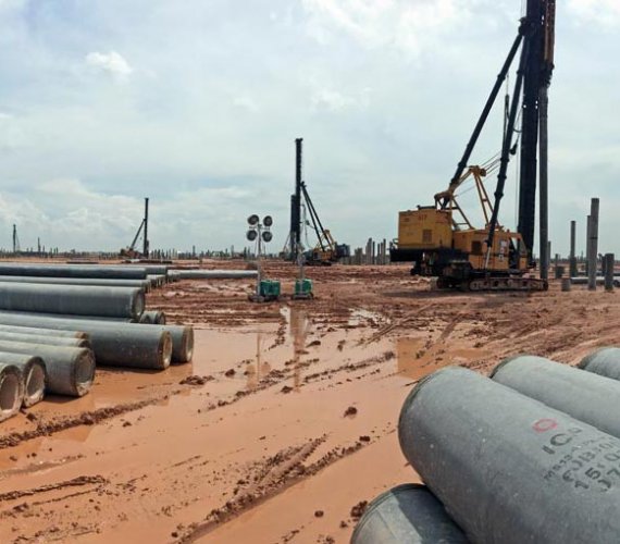 FOT. 1. Instalacja pali typu Spun Piles – projekt Rapid, Malezja