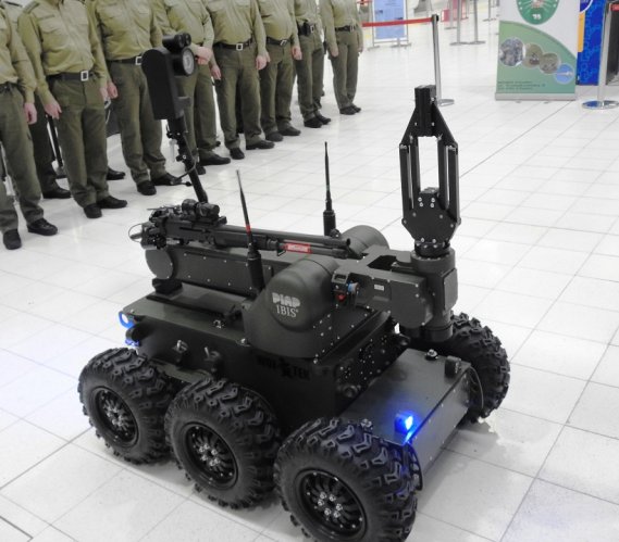Robot-pirotechnik na lotnisku w Świdniku. Fot. Lubelski Urząd Wojewódzki