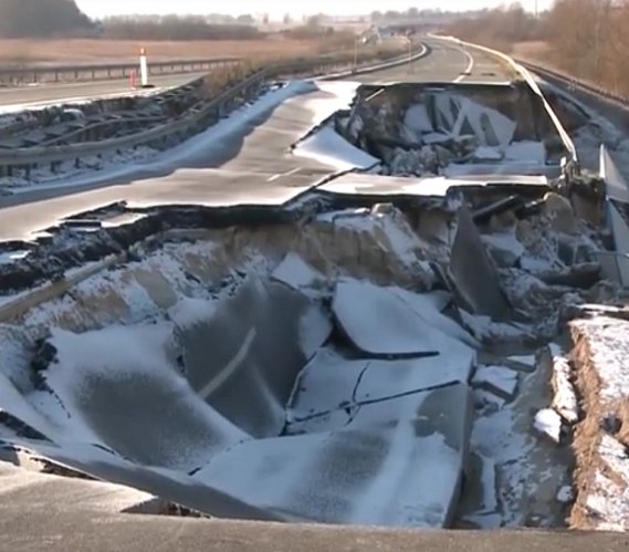 Ogromna dziura na niemieckiej autostradzie prowadzącej do Szczecina. Fot. YouTube