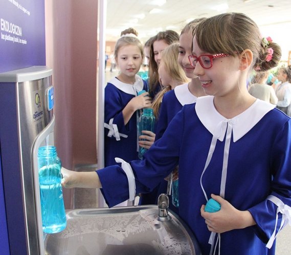 Opole: w szkole będą pić wodę z kranu. Fot.  Wodociągi i Kanalizacja  w Opolu