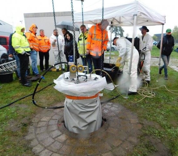 Renowacja CIPP studni kanalizacyjnych: pokaz technologii w Emsbüren. Fot. SAERTEX multiCom GmbH