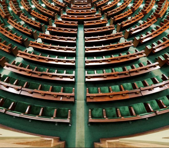 Sejm: komisja obraduje nad zmianami w ustawie o OZE. Fot. Adam Kurylo/Shutterstock
