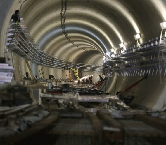 Trwa montaż torowiska w tunelach II linii metra w Warszawie. Fot. Metro Warszawskie