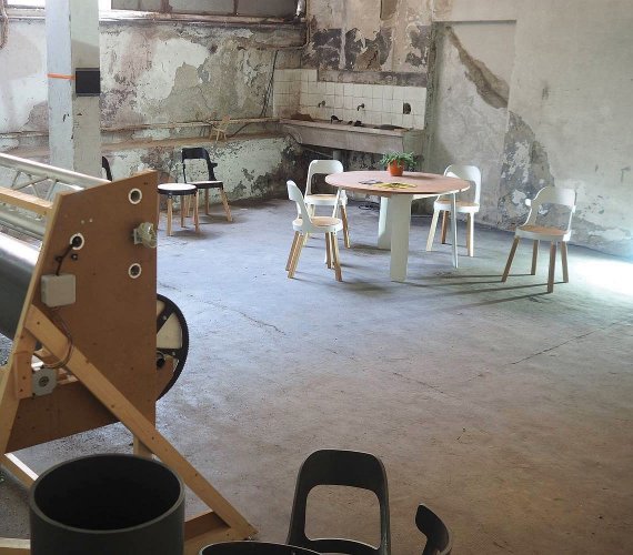Paryski artysta wykorzystał rury kanalizacyjne do produkcji krzeseł. Fot. Christophe Machet
