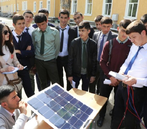 Studenci AGH zbudowali lampę solarną w stolicy Tadżykistanu. Fot. AGH
