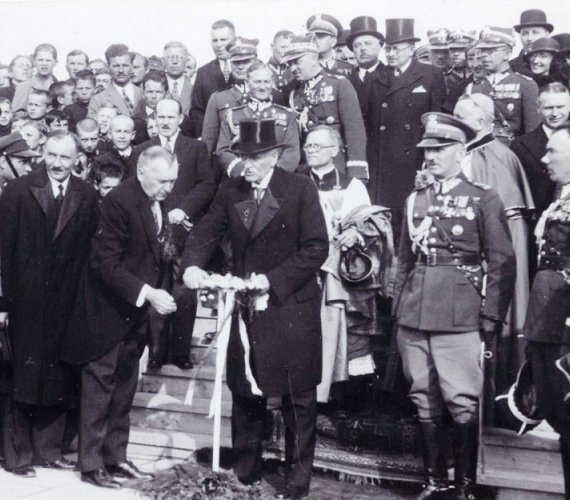 Prezydent RP Ignacy Mościcki oraz dyrektor Wodociągów Kieleckich Olgierd Nowodworski otwierają basen na Stadionie Leśnym w Kielcach, około 1938 r. Fot. archiwum Wodociągów Kieleckich