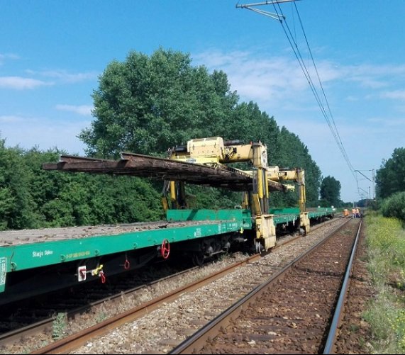 Krótsze przejazdy pociągów, wygodniejsze perony, wzrost bezpieczeństwa na przejazdach kolejowo-drogowych – taki będzie efekt modernizacji linii Skierniewice–Łowicz Główny. Fot. PKP PLK