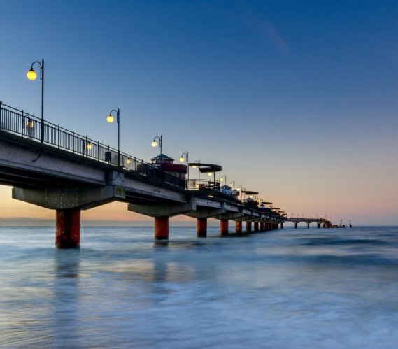 Międzyzdroje zaliczane są do najbardziej popularnych kurortów nad polskim morzem. Jedną z głównych atrakcji jest molo. Fot. Piotrbb/Shutterstock