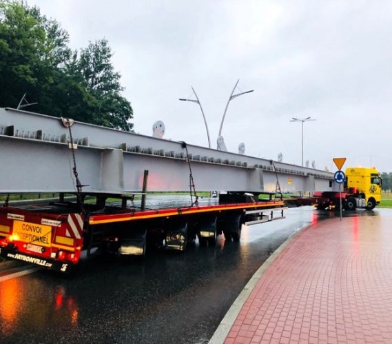 Podczas transportu elementów mostu Heleńskiego konieczne jest czasowe wstrzymywanie ruchu. Fot. UM Nowy Sącz