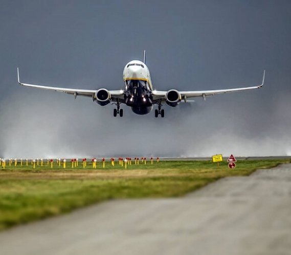 Rozbudowa lotniska w Modlinie pozwoliłaby zwiększyć przepustowość do 11 mln pasażerów obsłużonych w ciągu roku. Fot.Grzegorz Dąbrowski / Facebook.com/LotniskoWarszawaModlin