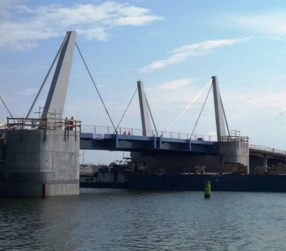 Most zwodzony w Gdańsku - montaż przęseł zwodzonych trwał cztery dni. Fot. DRMG/Facebook