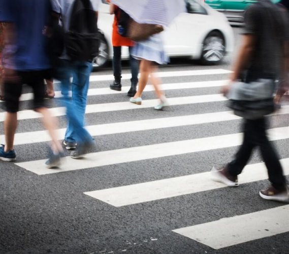 W Ministerstwie Infrastruktury opracowano zasady prawidłowego oświetlenia przejść dla pieszych. Fot. HUANSHENG XU/Shutterstock