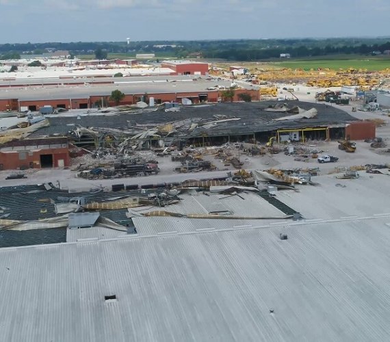 Zniszczona fabryka Vermeer Corp. w Pelli, Iowa, USA. Fot. Trenchless Technology