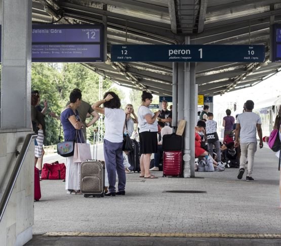 W razie opóźnień pociągów wynoszących powyżej 120 min. pasażerowie mogą skorzystać z napojów, które są wydawane na największych dworcach. Fot. PKP PLK