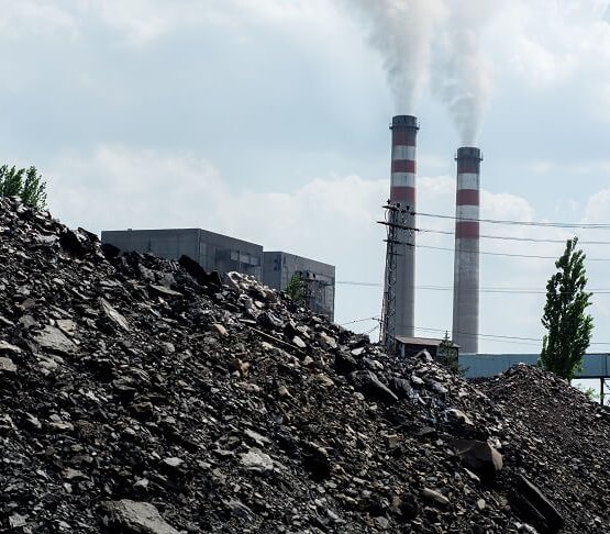 Zaproponowane normy jakości węgla stoją, zdaniem Polskiego Alarmu Smogowego, w sprzeczności z programem "Czyste powietrze". Fot. ndede / Shutterstock