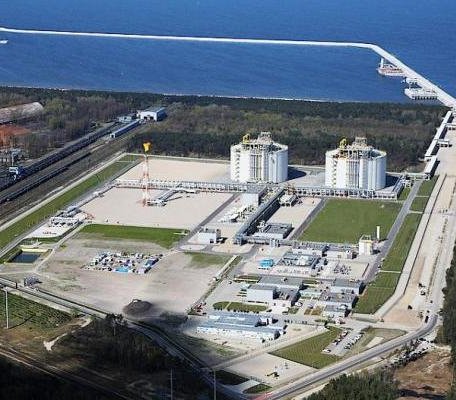 Terminal LNG to instalacja do odbioru i regazyfikacji skroplonego gazu ziemnego (ang. LNG - Liquefied Natural Gas). Na zdjęciu terminal w Świnoujściu. Fot. Gaz-System