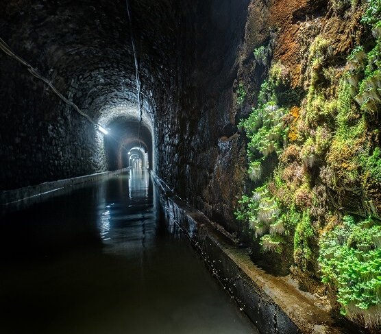 Podziemna trasa wodna w Sztolni Królowej Luizy. Fot. sztolnialuiza.pl