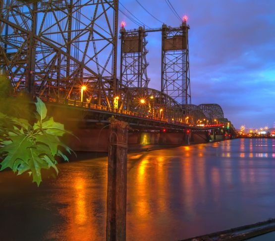 Most nad rzeką Columbia, w ciągu drogi międzystanowej nr 5. Fot. photomatz/Shutterstock