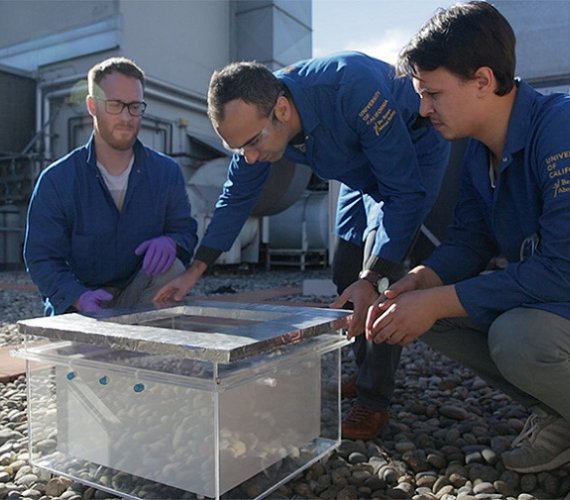 Naukowcy z Uniwersytetu Kalifornijskiego (Markus Kalmutzki, Farhad Fathieh, Eugene Kapustin) testują urządzenie na terenie kampusu uczelni. Fot. UC Berkeley