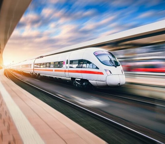 Według pierwszych pomysłów pociągi między stolicami V4 jeździłyby z prędkością od 250 do 350 km/godz. Fot. Denis Belitsky / Shutterstock