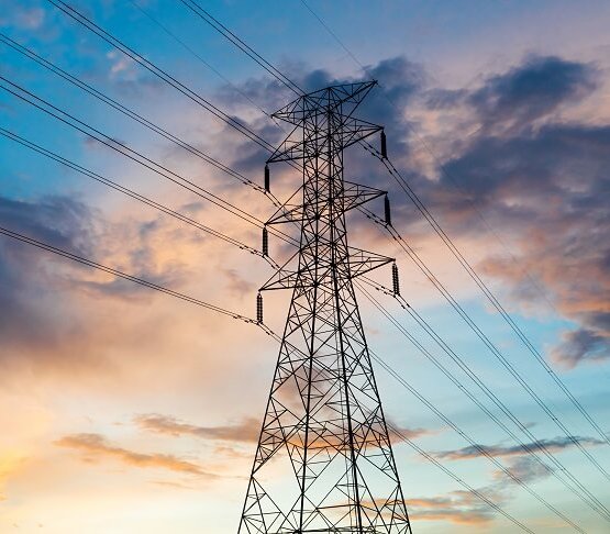 Ministerstwo Energii przygotowuje się na ewentualność rekompensowania obywatelom o niskich dochodach wzrostu cen energii. Fot. Suradech Prapairat / Shutterstock