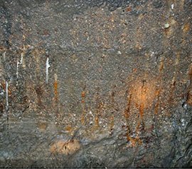 FOT. 1. Skutki korozji siarczanowej w kanalizacji: a) nieznaczny powierzchniowy ubytek betonu z odsłoniętym kruszywem; b) korozja zbrojenia wywołana pasywacją warstwy ochronnej stali (obniżenie pH betonu) przy zbyt cienkiej otulinie (fot. L. Wysocki)