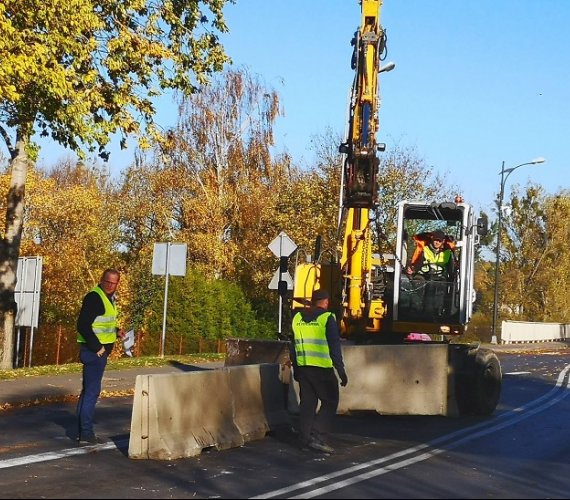 Prace przygotowawcze do otwarcia mostu we Wronkach. Fot. Facebook (Mirosław Wieczór - burmistrz Wronek)