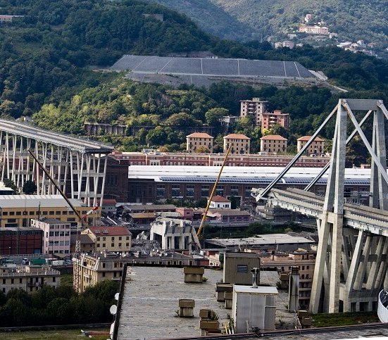 Częściowo zawalony wiadukt we włoskiej Genui. Fot. Enrico Di Cino / Adobe Stock