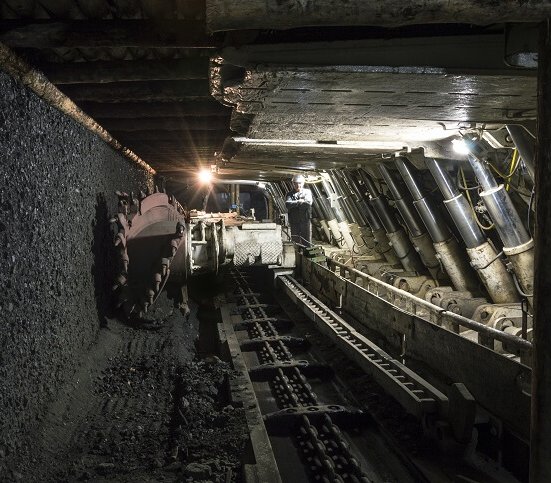 W kopalni w Karwinie pracuje wielu polskich górników. Fot. eunikas / Adobe Stock
