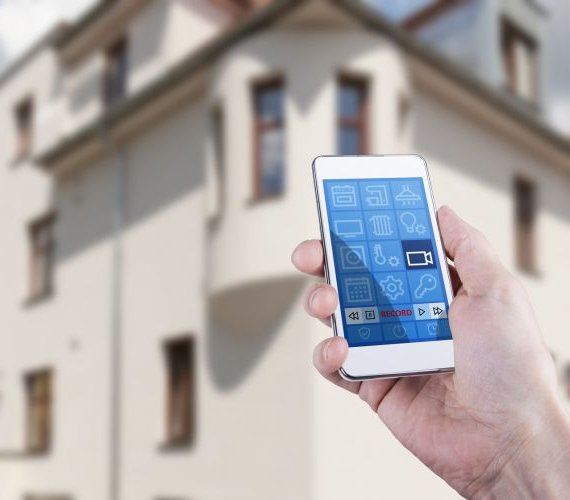 Dzięki monitoringowi sterowanemu przez smartfona, możesz mieć pewność bezpieczeństwa Twojego domu. Fot. Fotolia
