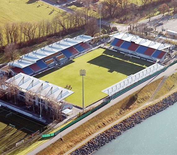 Stadion w Vaduz i płynąca obok rzeka Ren. Fot. Rheinpark Stadion