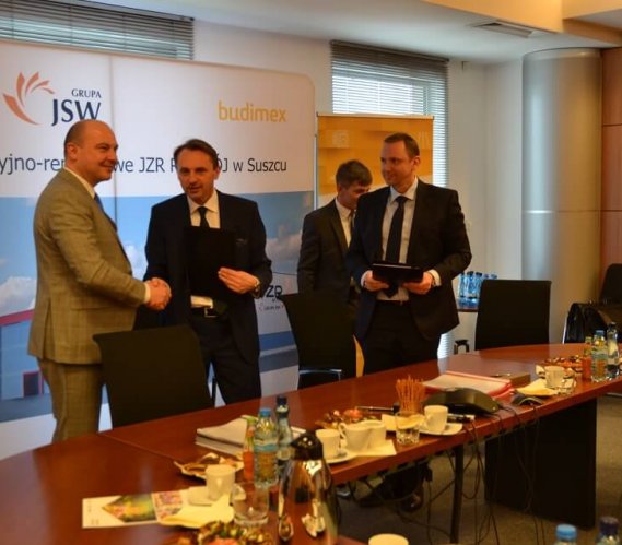 Uścisk dłoni prezesa JSW Daniela Ozona (z lewej) oraz Dariusza Blochera, prezesa Budimeksu. Fot. Budimex