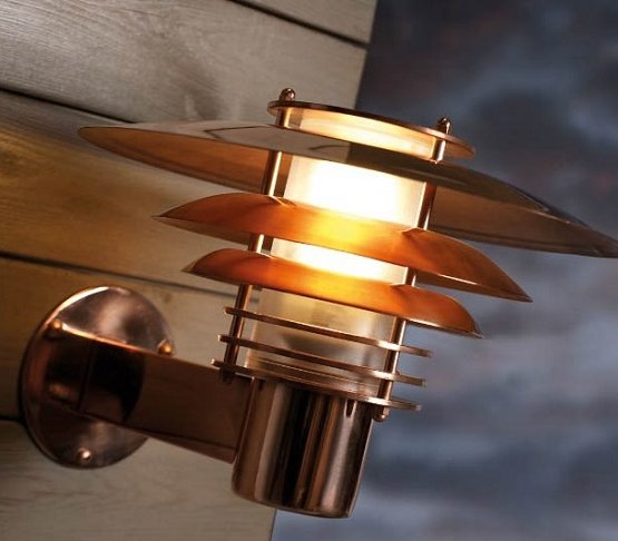 Montowanie lampy na elewacji domu w styropianie – porady