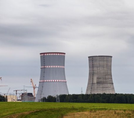 Elektrownia atomowa w Ostrowcu poddawana jest kontroli. Fot. Maxim Weise/Shutterstock