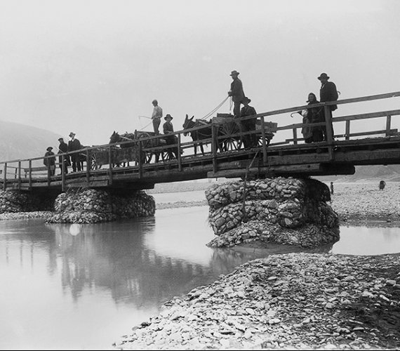 FOT. 1. | Przykład mostu drewnianego posadowionego na gabionowych podporach