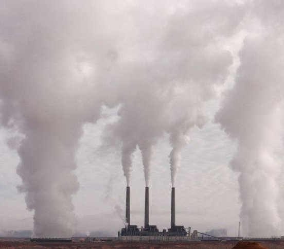 Szkodliwe emisje trują ludzi i środowisko. Fot. pixabay.com