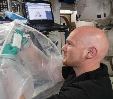 Astronauta pracuje na stacji kosmicznej. Fot. NASA