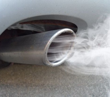 Spaliny to główne źródło szkodliwego dwutlenku azotu. Fot. Adobe Stock / fotohansel