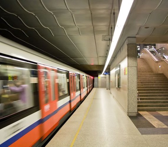 Powstaną dwie nowe stacje I linii metra. Fot. Marcin Chodorowski/Adobe Stock